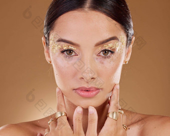 黄金化妆女人珠宝美肖像模型准备好了奢侈品护肤品水疗中心棕色（的）背景工作室孤立的年轻的女人环白癫风闪闪发光的眼睛