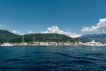 白色<strong>游艇</strong>帆海岸昂贵的度假胜地港口黑山共和国