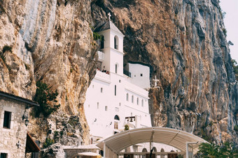 外观ostrog修道院岩石黑山共和国