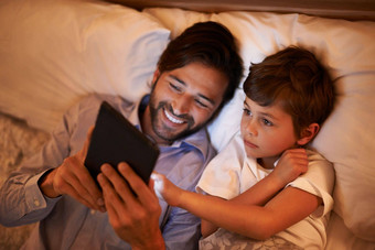 现代睡觉前故事父亲阅读睡觉前故事儿子电子阅读器