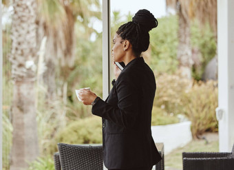 咖啡电话调用业务黑色的女人网络办公室沙发销售交易市场营销企业焦点员工沟通移动科技规划创新策略
