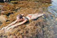 女人旅行海快乐旅游享受采取图片在户外记忆女人旅行者游泳海湾山分享旅行冒险旅程