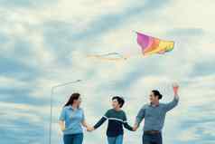 进步快乐家庭假期概念户外飞行风筝路
