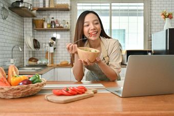 漂亮的年<strong>轻</strong>的女人吃新鲜的素<strong>食主义</strong>者沙拉现代厨房饮<strong>食</strong>健康的生活方式素<strong>食主义</strong>生活方式