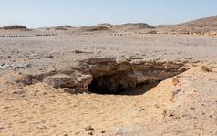 贫瘠的岩石沙漠景观热气候洞穴入口
