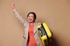快乐年轻的女人手提箱微笑表达积极的情绪周末度假人旅行
