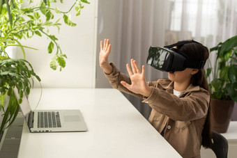 技术增强现实娱乐人概念快乐女孩少年虚拟耳机眼镜耳机玩游戏首页