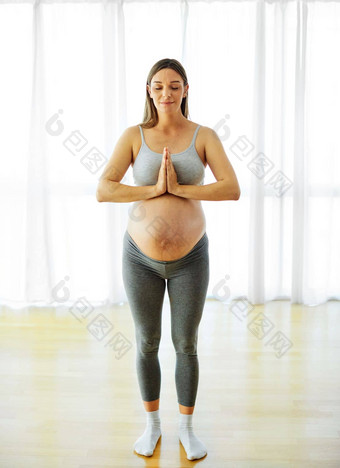 女人怀孕了妈妈。怀孕女锻炼体育<strong>运动健身</strong>肚子健康的孕妇母亲健康<strong>瑜伽</strong>年轻的