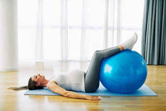 女人怀孕了妈妈。怀孕女锻炼体育运动健身肚子健康的<strong>孕妇母亲</strong>健康瑜伽年轻的球