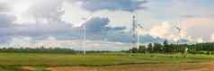 绿色风能源风车生产可再生电风车场生产电阳光明媚的夏天一天