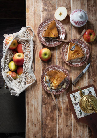 感恩节乡村木表格设置苹果馅饼首页烘焙
