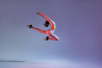运动女孩跳分裂<strong>飞跃</strong>空气快乐的表达式灵活的轻便概念