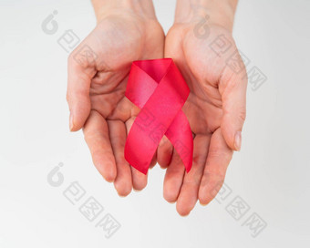 女手红色的丝带白色背景象征战斗艾滋病