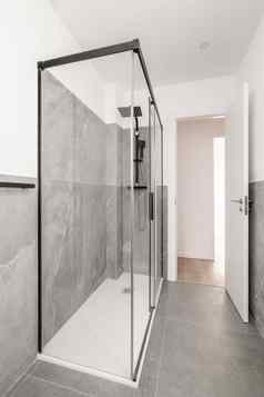 浴室灰色的花岗岩墙淋浴小屋随信附上玻璃透明的滑动门黑色的金属框架美丽的严格的设计所示配件黑色的颜色