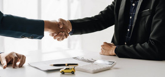 握手合作客户推销员协议成功的车贷款合同购买销售车辆