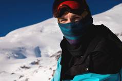 滑雪相机开始滑雪男人。享受假期冬天季节肖像男人。巴拉克拉法帽滑雪护目镜背景雪山