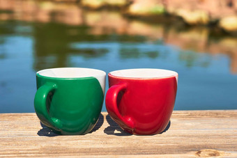 红色的绿色陶瓷杯咖啡<strong>茶饮</strong>料海岸岩石海湾