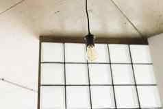 古董光灯泡挂天花板生活房间