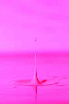下降瀑布厚液体粉红色的背景摘要色彩斑斓的背景