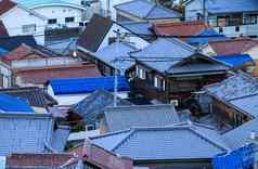 平铺的屋顶房子密集的住宅社区日本小镇