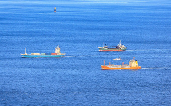 小舰队货物船只帆航运车道平静蓝色的海