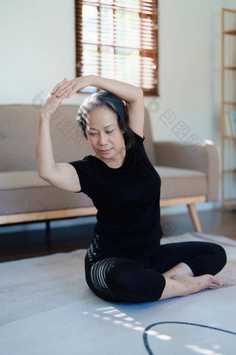 压力救援肌肉放松呼吸练习锻炼冥想肖像年轻的亚洲女人放松身体练习瑜伽