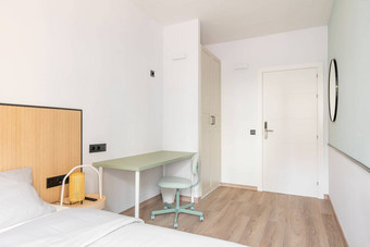 明亮基斯房间日光明亮的光房间扩展保持衣柜衣服表格椅子工作空间床上声音睡眠入口通过电子锁