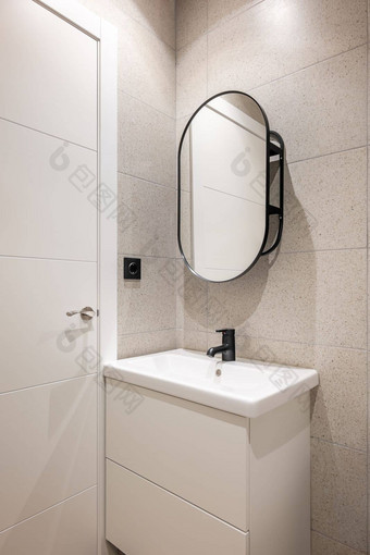 角落里浴室白色水槽虚荣大抽屉浴室设施水槽椭圆形设计师镜子装饰元素使黑色的金属