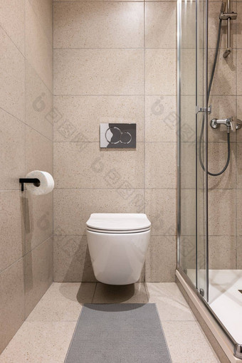 厕所。。。墙地板上软米色广场瓷砖白色厕所。。。创建效果浮动地板上淋浴小屋关闭滑动玻璃门保护溅