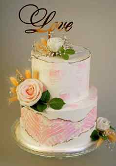 节日婚礼双层蛋糕装饰新鲜的花黑暗背景