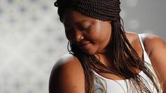 非洲美国女人促进爱护肤品