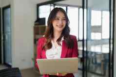 美丽的亚洲业务女人工作移动PC办公室金融分析税概念
