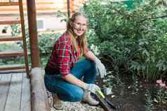 女人持有工具园艺种植幼苗土壤概念保护自然农业园艺