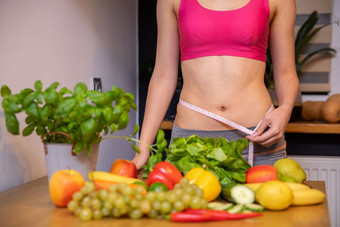 腰女人包装测量磁带站表格蔬菜水果