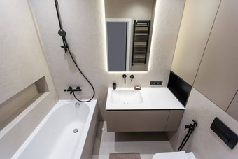 浴室现代风格灰色的白色瓷砖大镜子发光的灯桌面木抽屉水槽浴淋浴玻璃<strong>分区</strong>毛巾架悬挂器