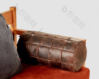 舒适的棕色（的）皮革支持缓冲木沙发