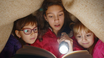 姐妹女孩孩子们毯子阅读有趣的童话故事书手电筒首页