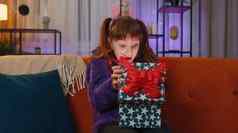 蹒跚学步的女孩开放礼物盒子光发光内部惊讶满意现在生日惊喜
