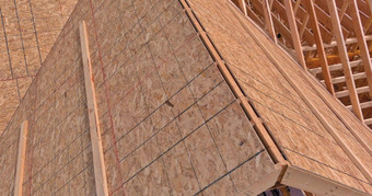 现有的框架桁架框架使木屋顶梁支持屋顶新构造坚持房子