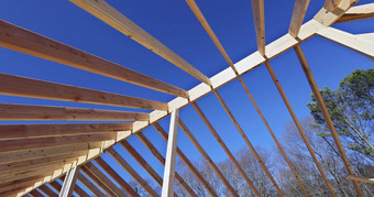 屋面作品完整的屋顶<strong>桁架</strong>安装木框架建设屋顶完成了