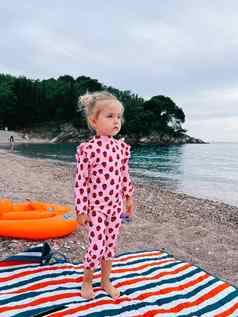 女孩站毯子卵石海滩距离