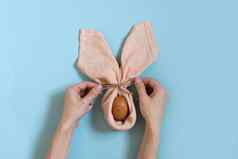 快乐复活节表格装饰复活节画蛋兔子可爱的有趣的兔子手工制作的复活节表格设置手斯堪的那维亚风格工艺Diy