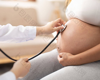 快乐亚洲怀孕了女人医生检查房间