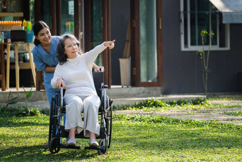 上了年纪的亚洲高级女人轮椅护士护理首页医院花园概念