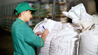 肖像女人员工农业企业填满纸表大袋仓库存储农业产品