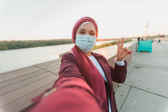 女人阿巴亚保护医疗面具记录视频自拍相机支出时间街