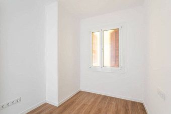 部分空房间白色墙棕色（的）<strong>木条</strong>镶花之地板塑料窗口墙磨砂半透明的玻璃套接字建墙同时连接电电器
