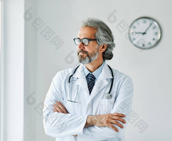 高级上了年纪的灰色的头发活跃的医生医院医疗医学健康护理诊所办公室肖像眼镜男人。听诊器专家