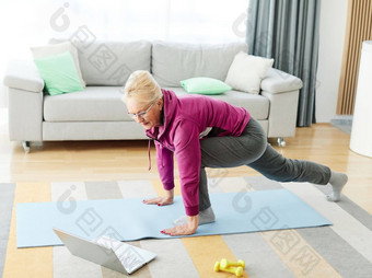 高级伸展运动锻炼女人培训生活方式体育<strong>运动健身</strong>首页健康的健身房锻炼适合移动PC<strong>瑜伽</strong>冥想在线类指令