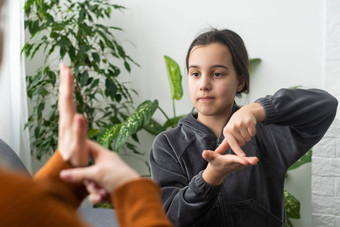 可爱的女孩使手手势学习标志语言妈妈女保姆微笑小孩子实践非语言的说话老师首页学龄前儿童禁用孩子教训导师